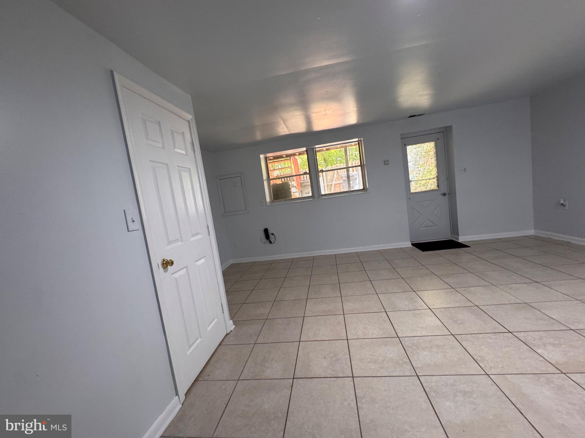 6917 Villa-Del-Rey Court Springfield, VA 22150 - Photo 19 of 26 Spacious, light-filled living area.