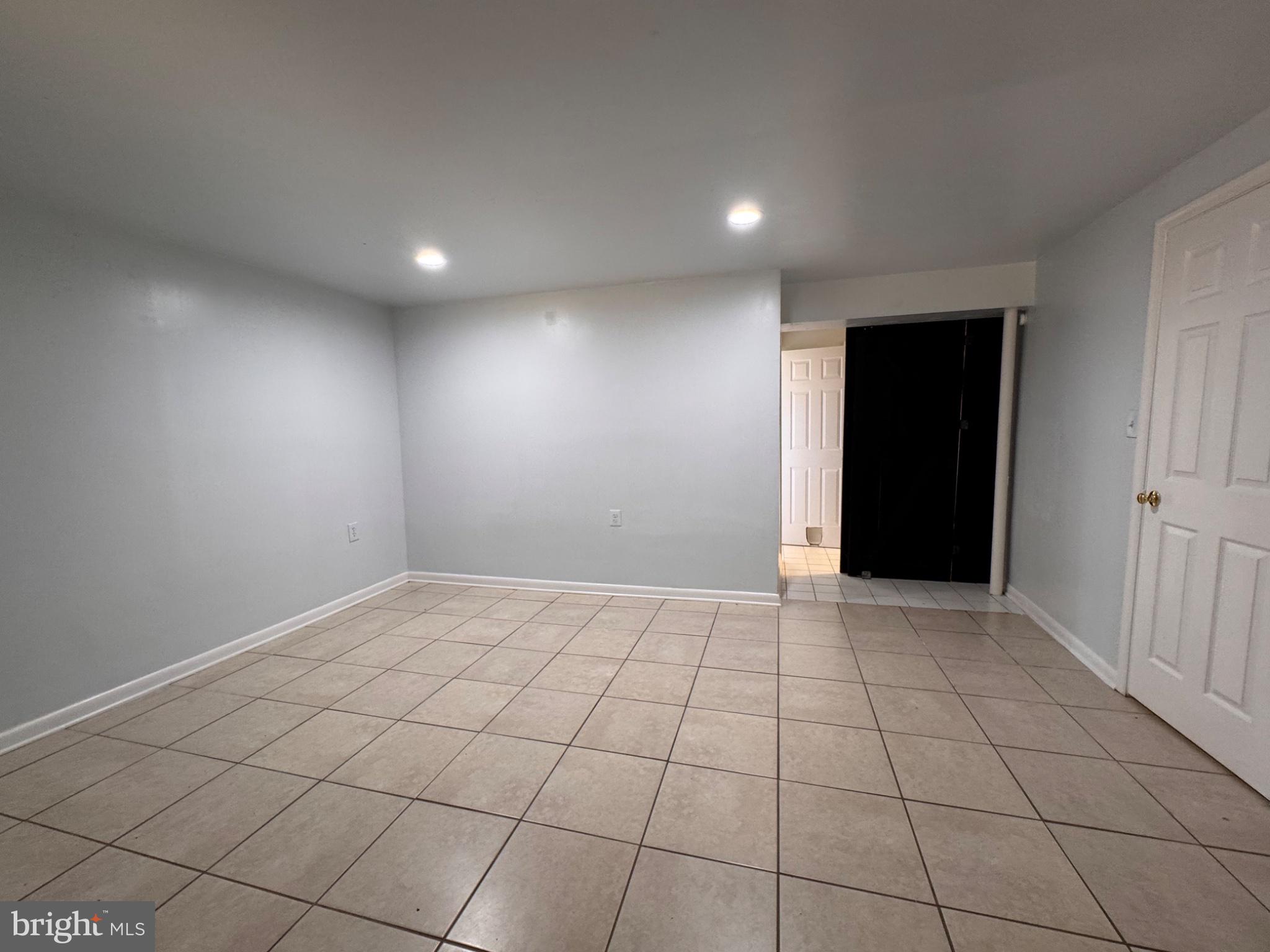 6917 Villa-Del-Rey Court Springfield, VA 22150 - Photo 20 of 26 Spacious, light-filled room awaits you.