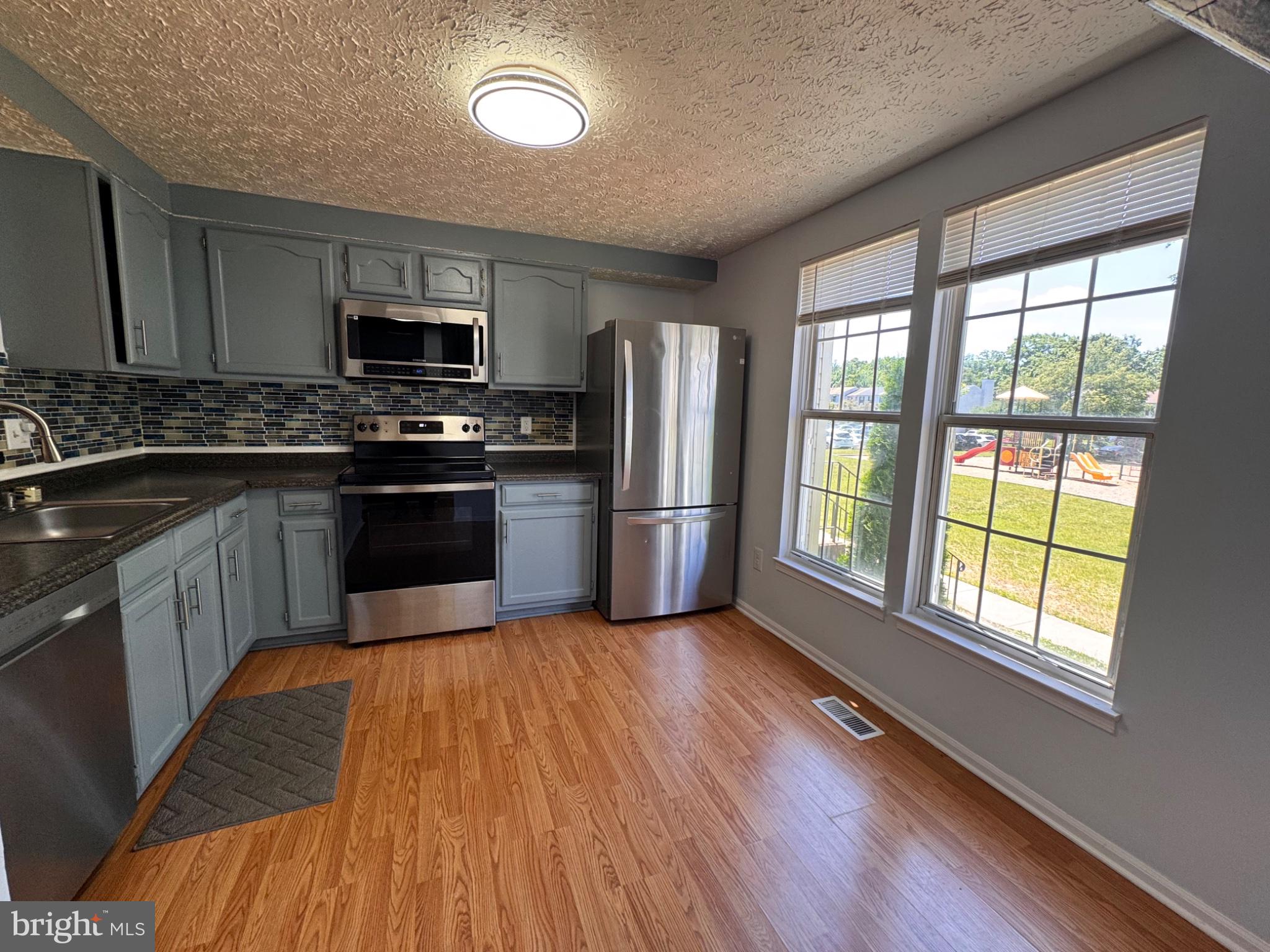6917 Villa-Del-Rey Court Springfield, VA 22150 - Photo 2 of 26 Bright and modern kitchen oasis.