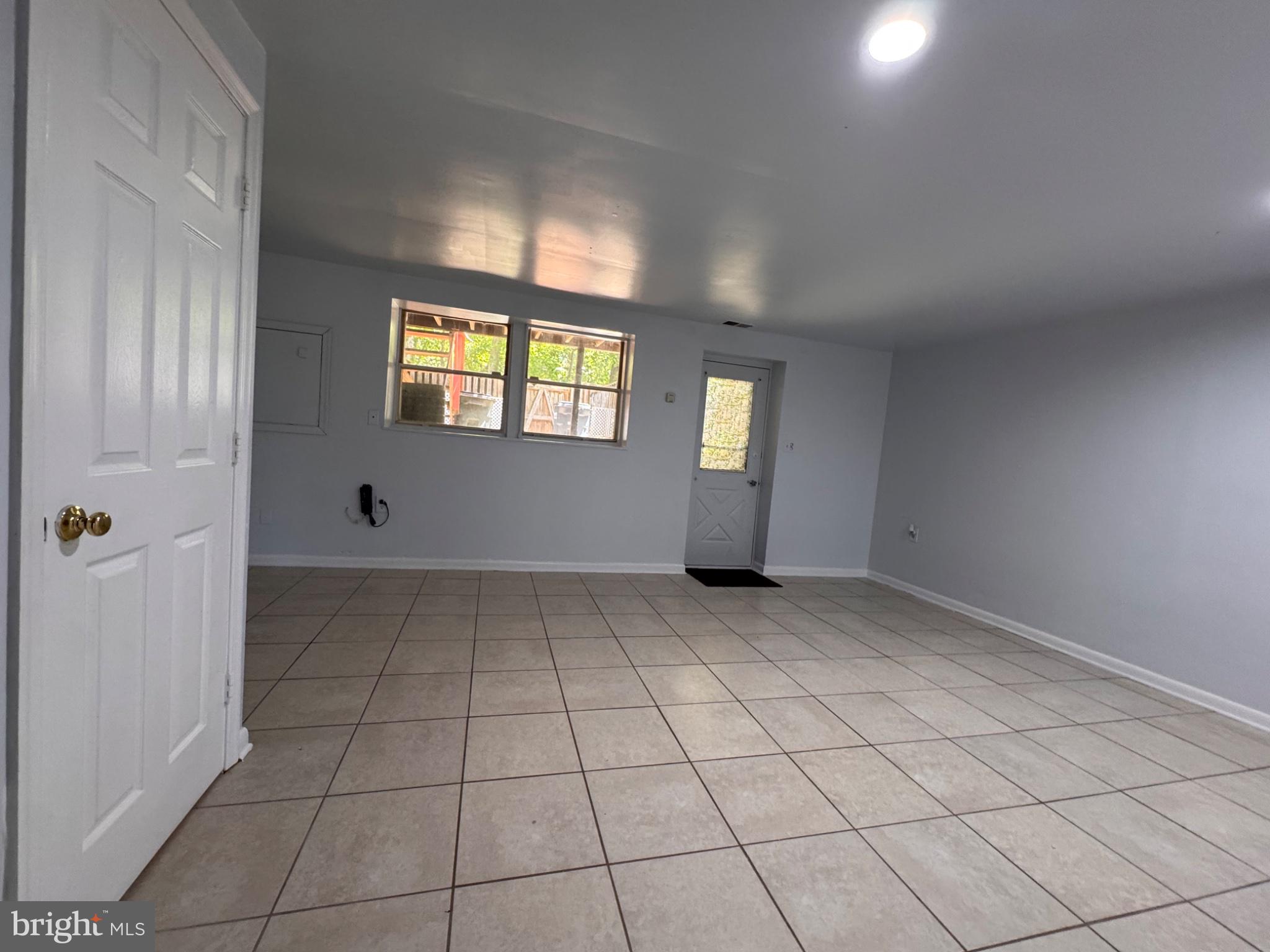 6917 Villa-Del-Rey Court Springfield, VA 22150 - Photo 23 of 26 Spacious, light-filled entryway.