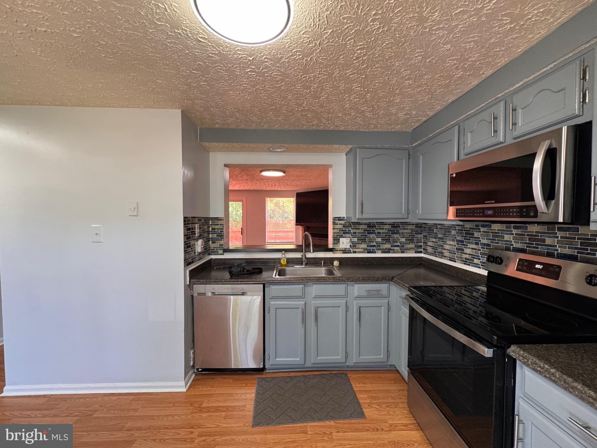 6917 Villa-Del-Rey Court Springfield, VA 22150 - Photo 5 of 26 Modern kitchen with stylish finishes.