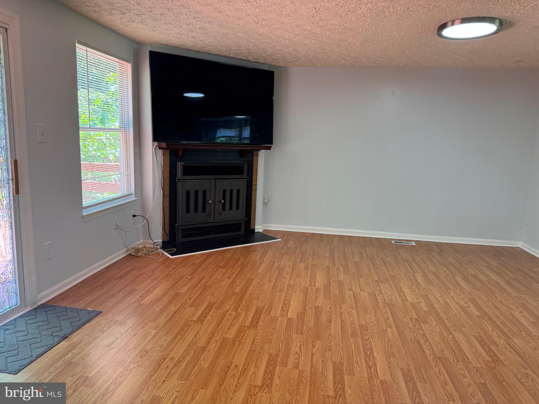 6917 Villa-Del-Rey Court Springfield, VA 22150 - Photo 7 of 26 Bright and airy living space awaits.