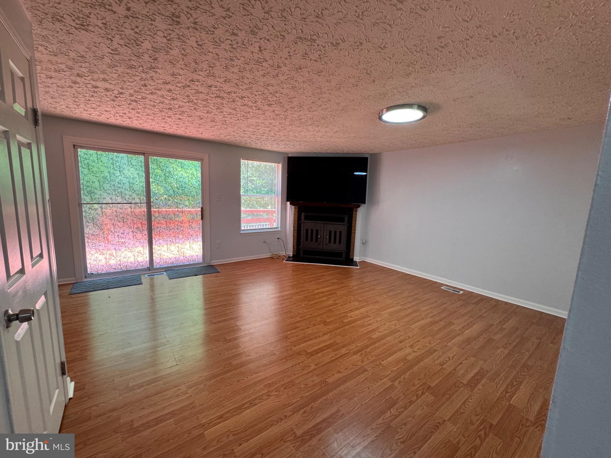 6917 Villa-Del-Rey Court Springfield, VA 22150 - Photo 8 of 26 Spacious room with natural light.