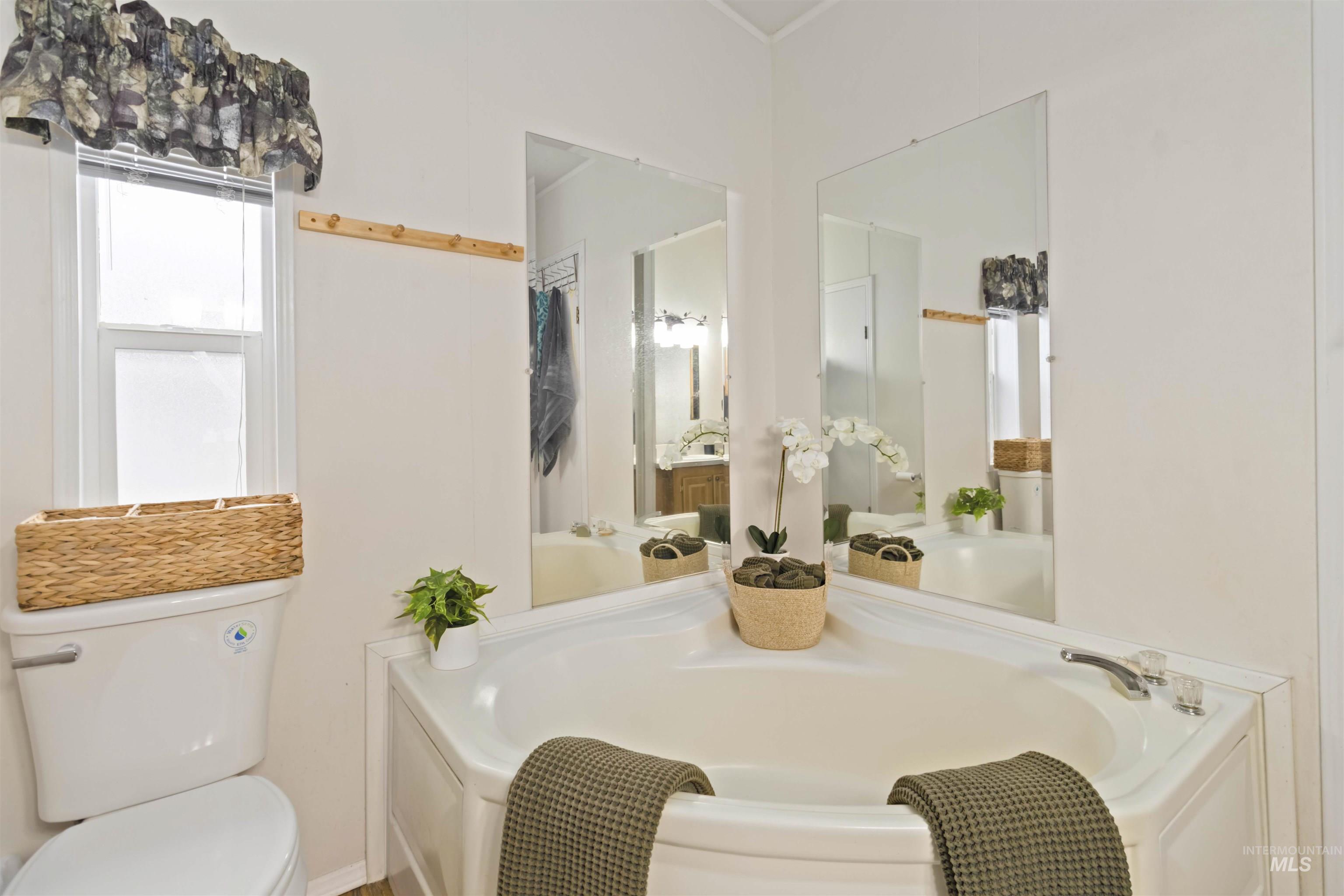 9592 Packer John Road Cascade, ID 83611 - Photo 26 of 47 Full bathroom with a garden tub and toilet