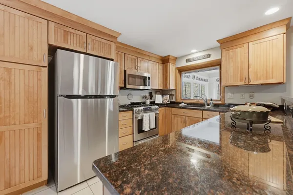 $989,900 | 104 South Shore Drive, Sturbridge, MA 01566