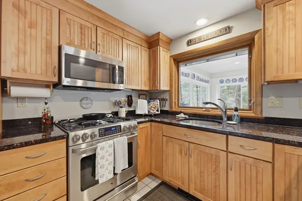 $989,900 | 104 South Shore Drive, Sturbridge, MA 01566