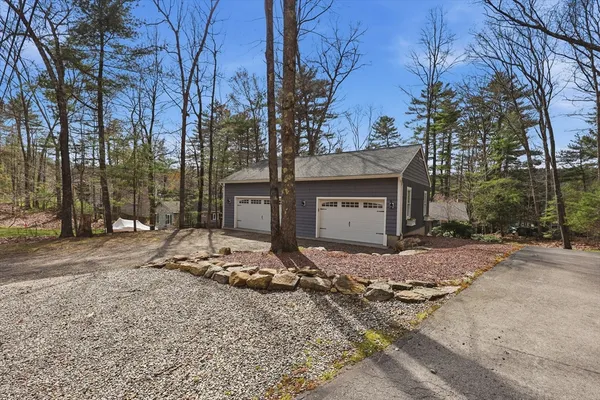 $989,900 | 104 South Shore Drive, Sturbridge, MA 01566