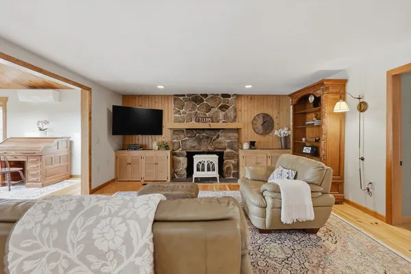 $989,900 | 104 South Shore Drive, Sturbridge, MA 01566