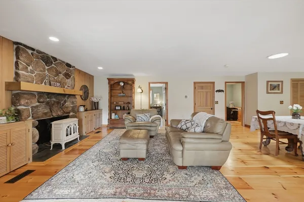$989,900 | 104 South Shore Drive, Sturbridge, MA 01566