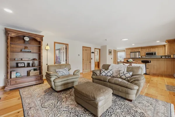 $989,900 | 104 South Shore Drive, Sturbridge, MA 01566