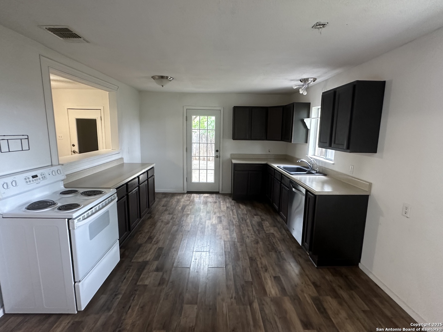 15314 Oak Street Lytle, TX 78052 - Photo 5 of 9