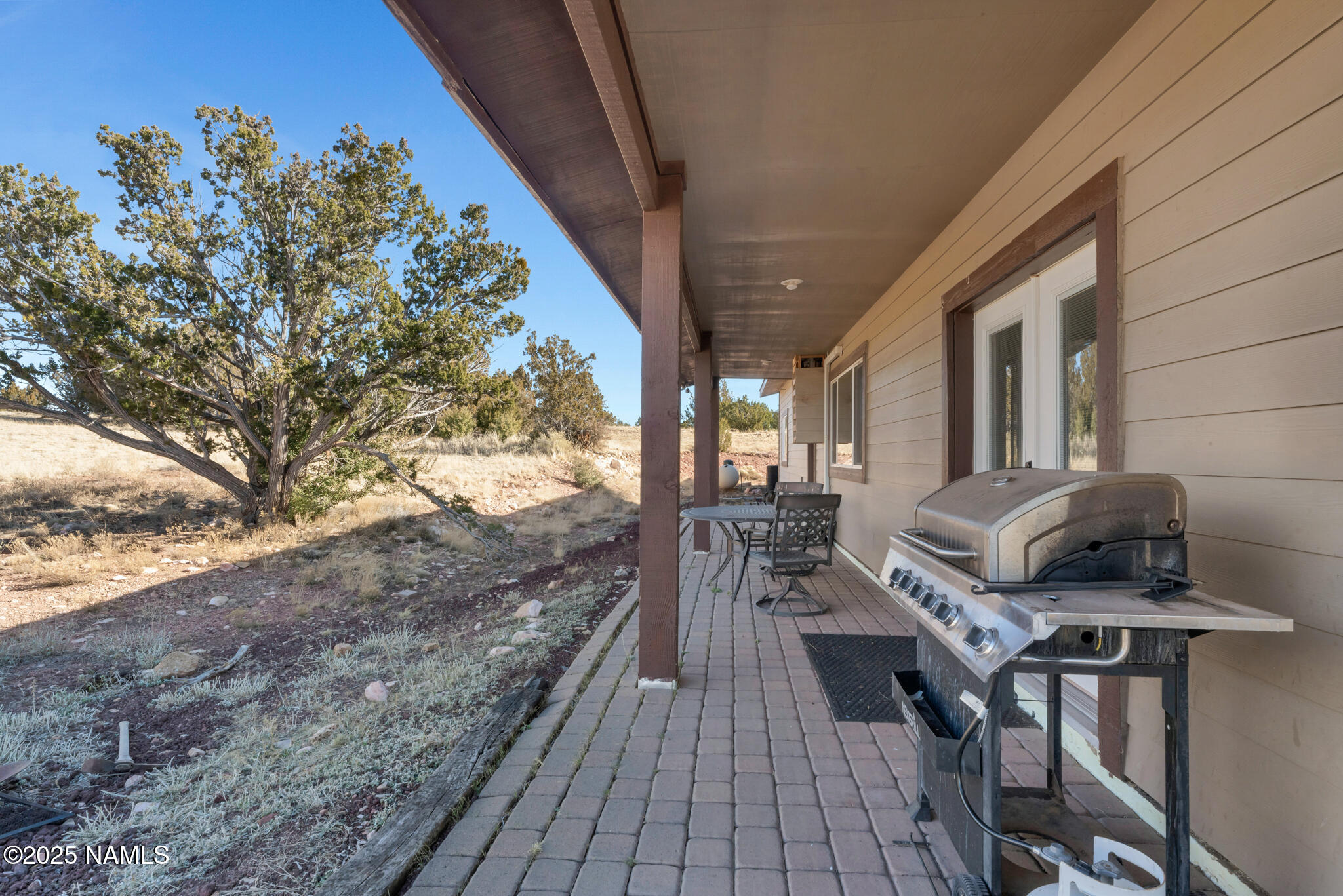8752 South Lariat Road Williams, AZ 86046 - Photo 18 of 38 a balcony with wooden floor table and chairs