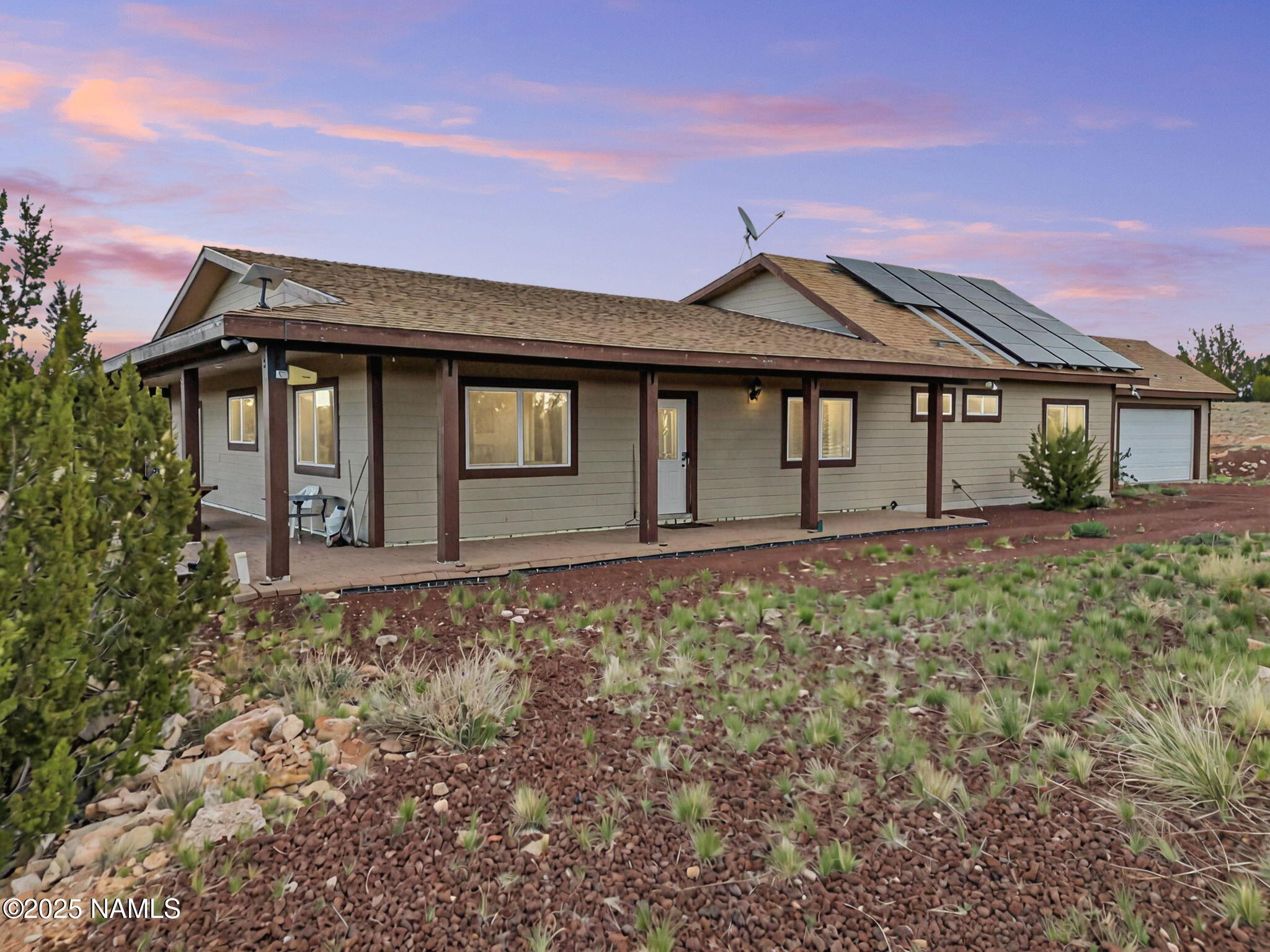8752 South Lariat Road Williams, AZ 86046 - Photo 38 of 38 front view of a house with a yard