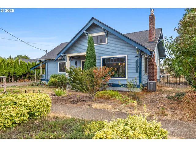 a view of a house with backyard