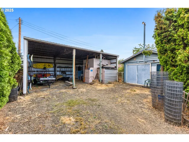 a view of a house with a backyard
