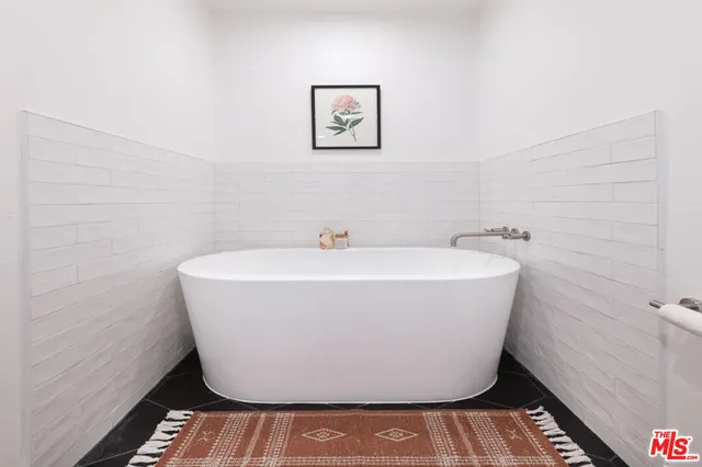 $5,000 | 839 Larrabee Street, Unit 6, West Hollywood, CA 90069