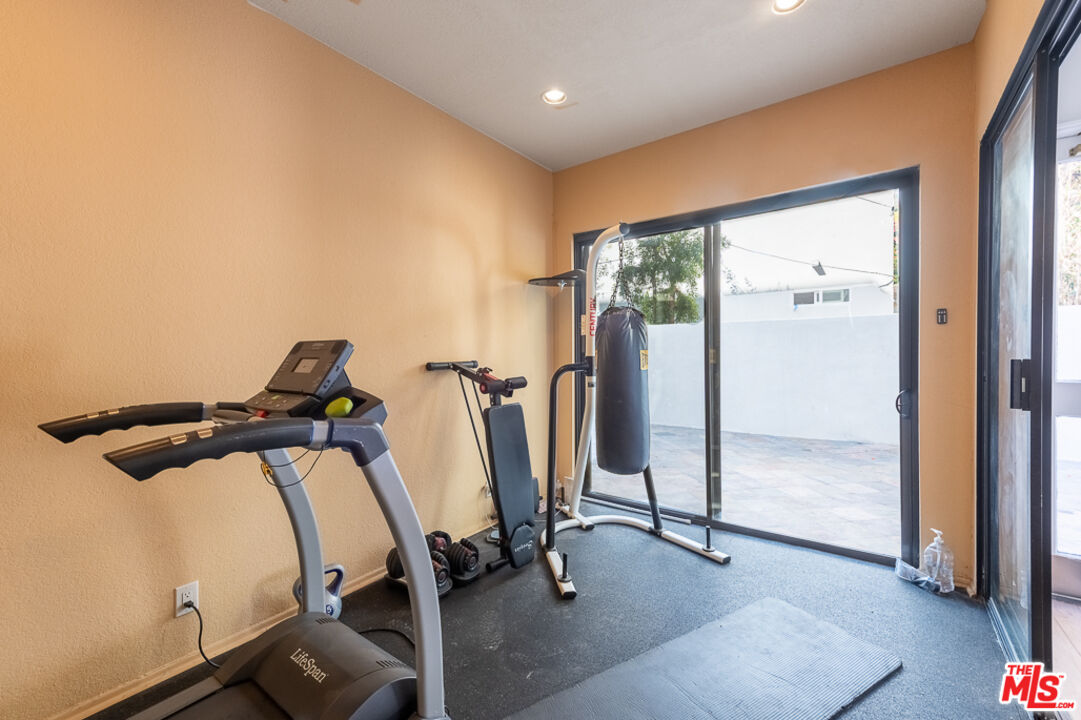 839 Larrabee Street, Unit 6 West Hollywood, CA 90069 - Photo 32 of 34 a view of a room with gym equipment