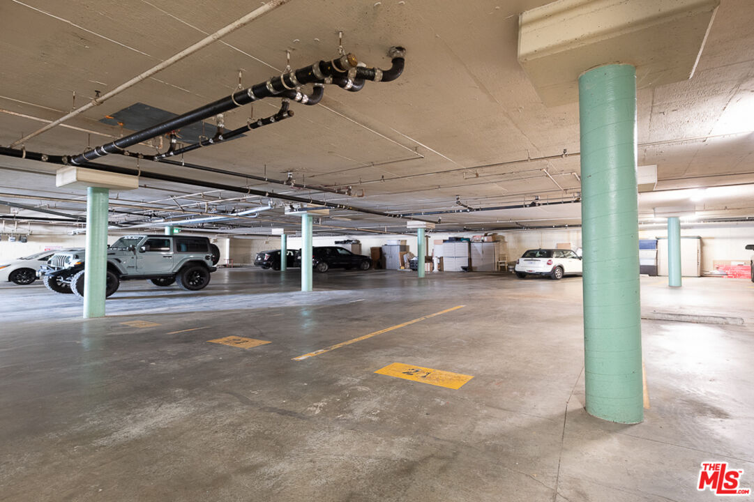 839 Larrabee Street, Unit 6 West Hollywood, CA 90069 - Photo 33 of 34 a view of parking area