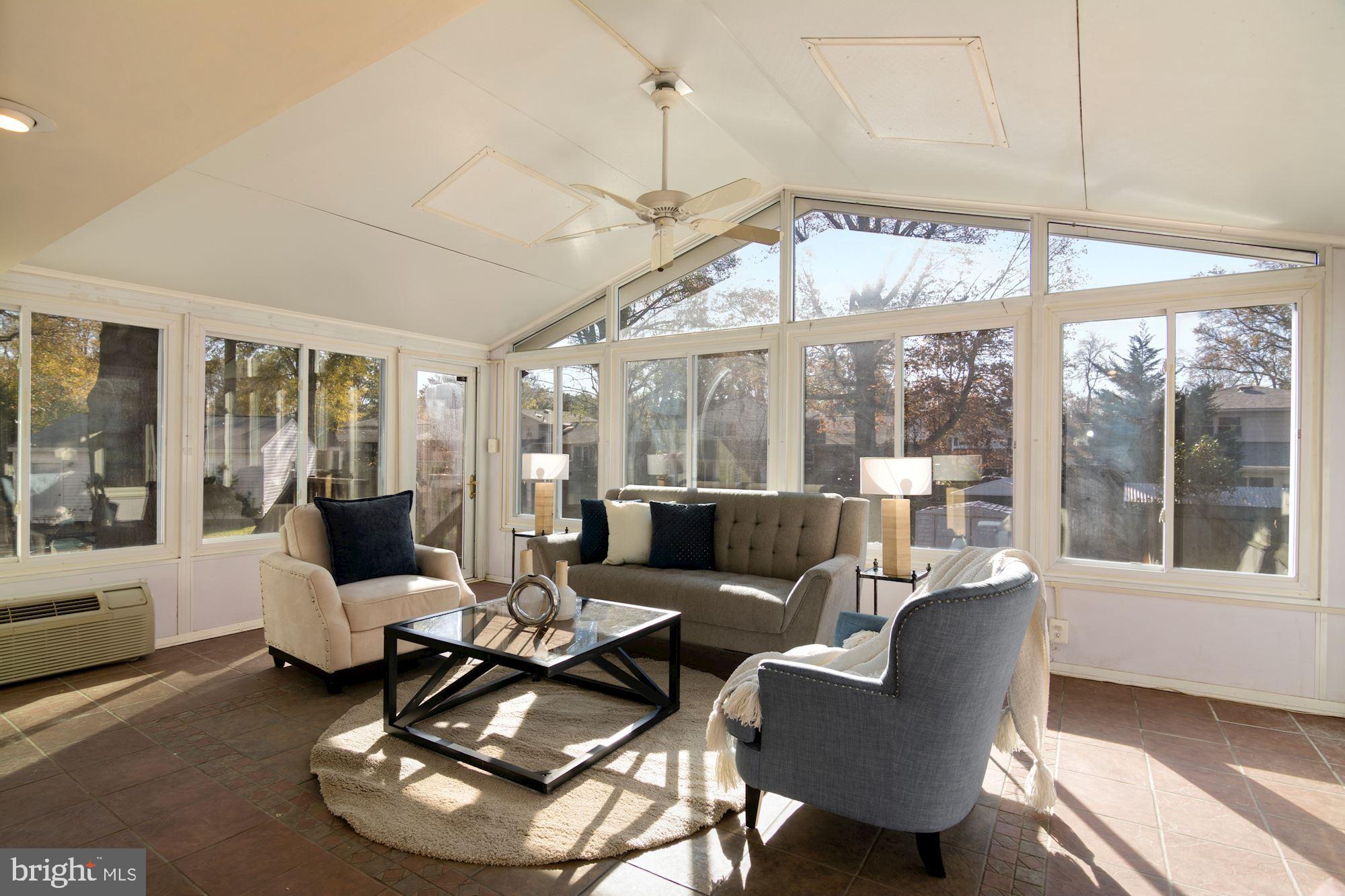 8818 Fort Hunt Road Alexandria, VA 22308 - Photo 16 of 40 Large Sunroom