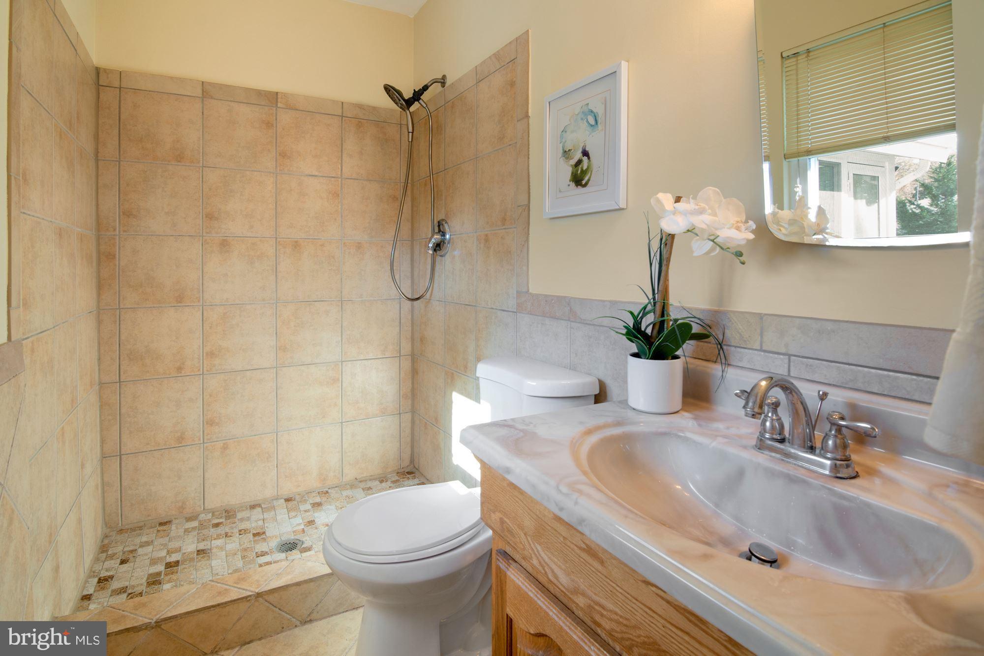 8818 Fort Hunt Road Alexandria, VA 22308 - Photo 24 of 40 Ensuite Principal Bath