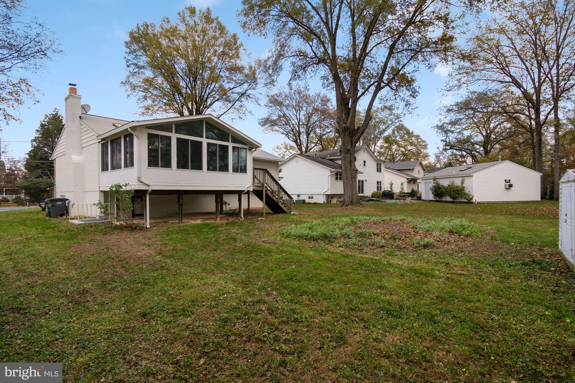8818 Fort Hunt Road Alexandria, VA 22308 - Photo 34 of 40 Large Rear Yard