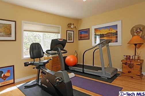 225 West Kenneth Road Glendale, CA 91202 - Photo 25 of 31 a room with gym equipment