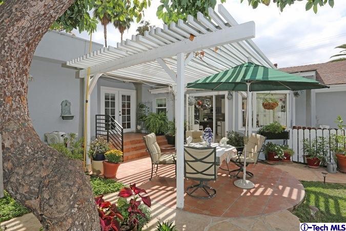 225 West Kenneth Road Glendale, CA 91202 - Photo 28 of 31 a view of a patio with table and chairs potted plants