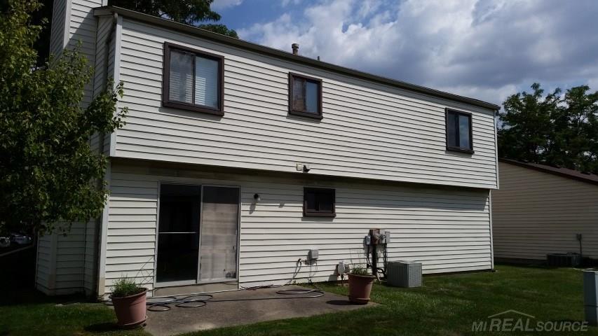 2933 Roundtree Drive Troy, MI 48083 - Photo 2 of 31 31268783-1.JPG