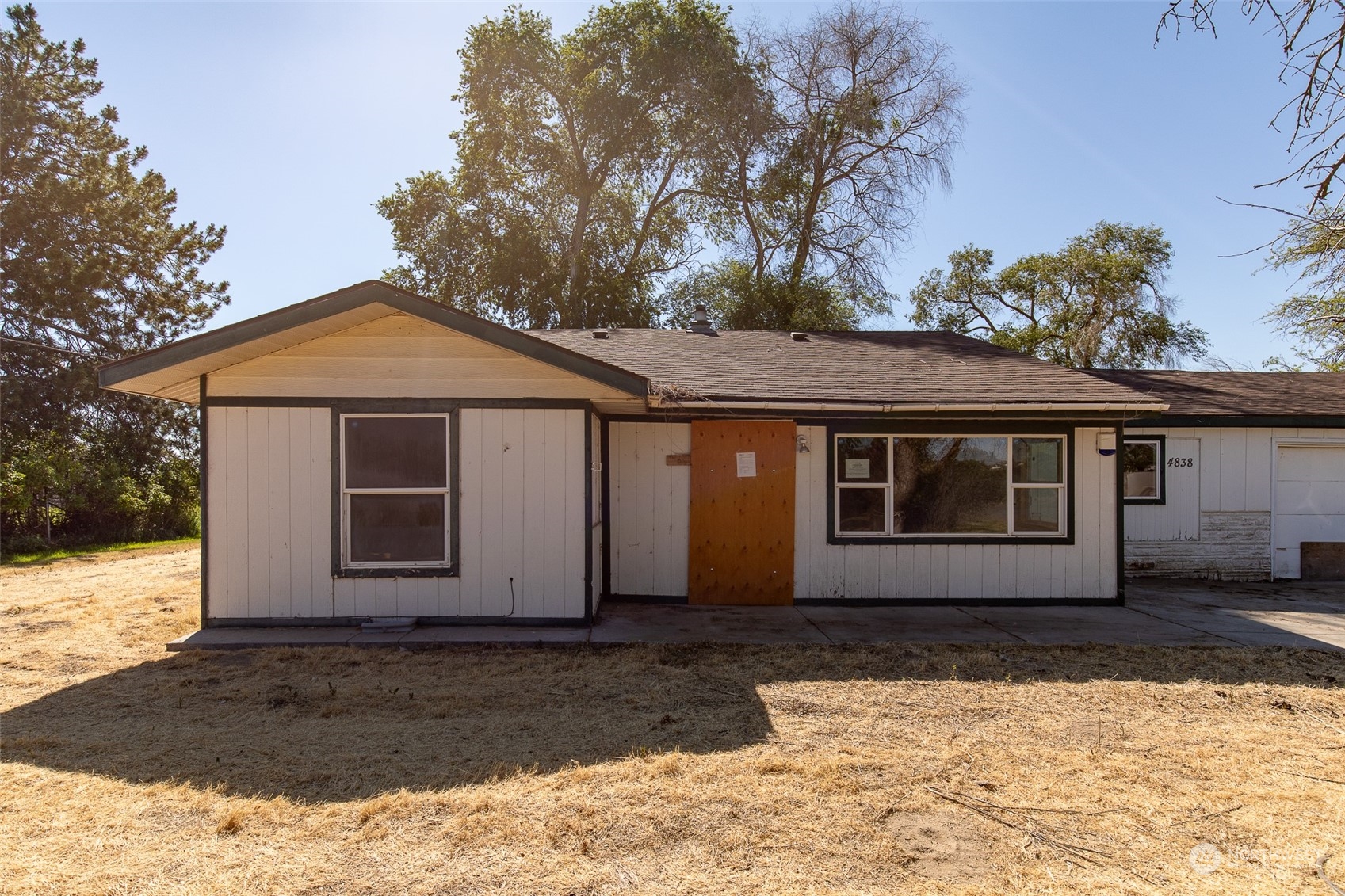 4838 Rd L.9 Northeast Moses Lake, WA 98837 - Photo 2 of 20 a front view of a house with a yard