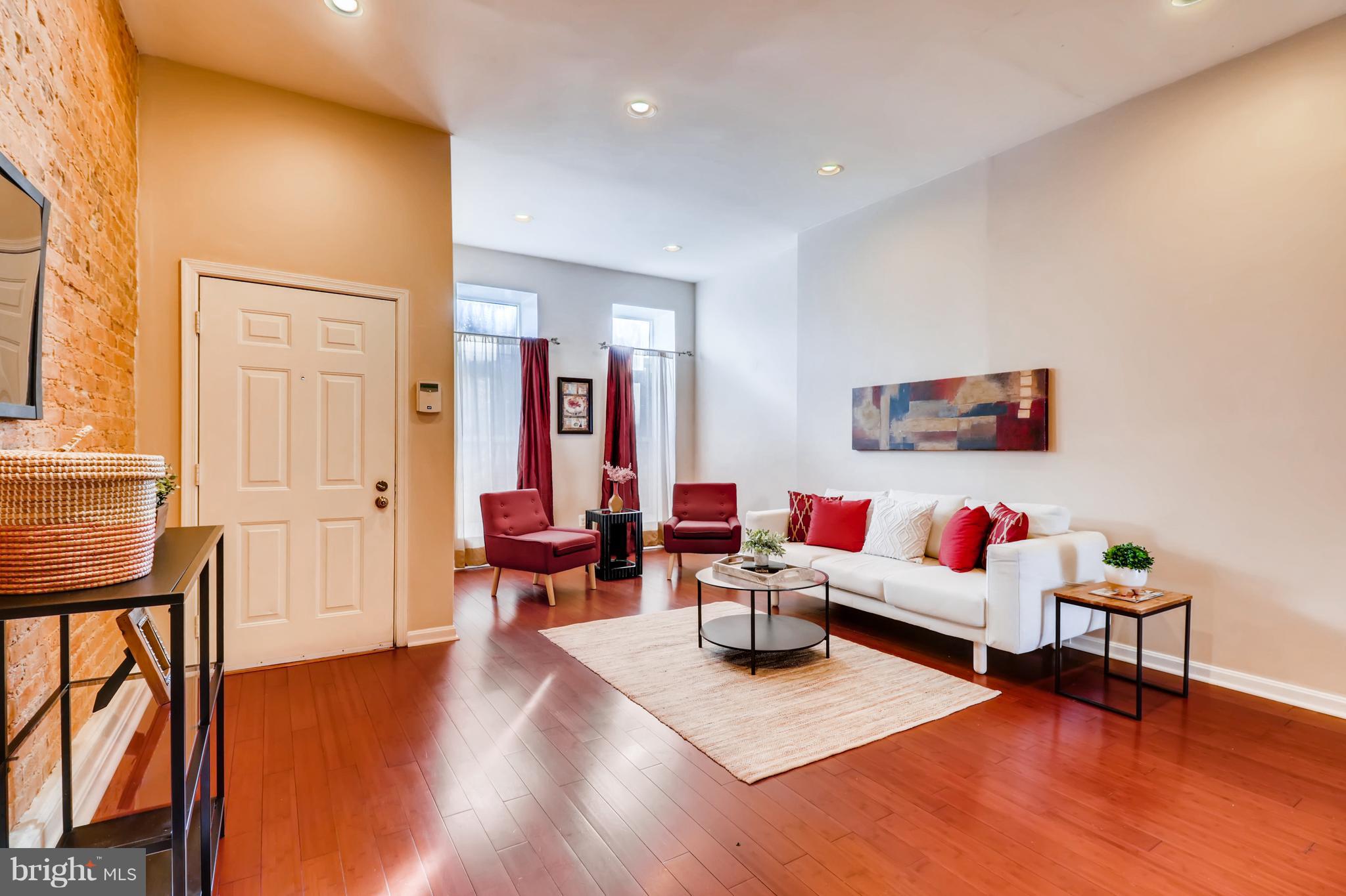 1812 North Calvert Street Baltimore, MD 21202 - Photo 3 of 17 Warm and Inviting Living Room