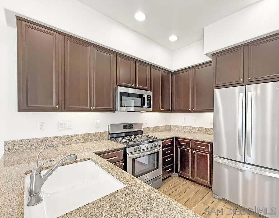 1395 Santa Diana Road, Unit 3 Chula Vista, CA 91913 - Photo 5 of 32 Kitchen