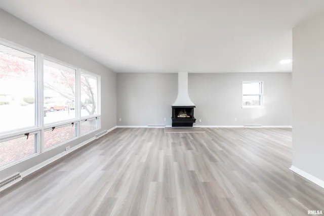 $250,000 | 324 West Ivy Lane, Peoria, IL 61614