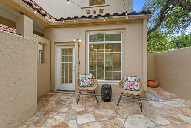 a view of a entryway with patio