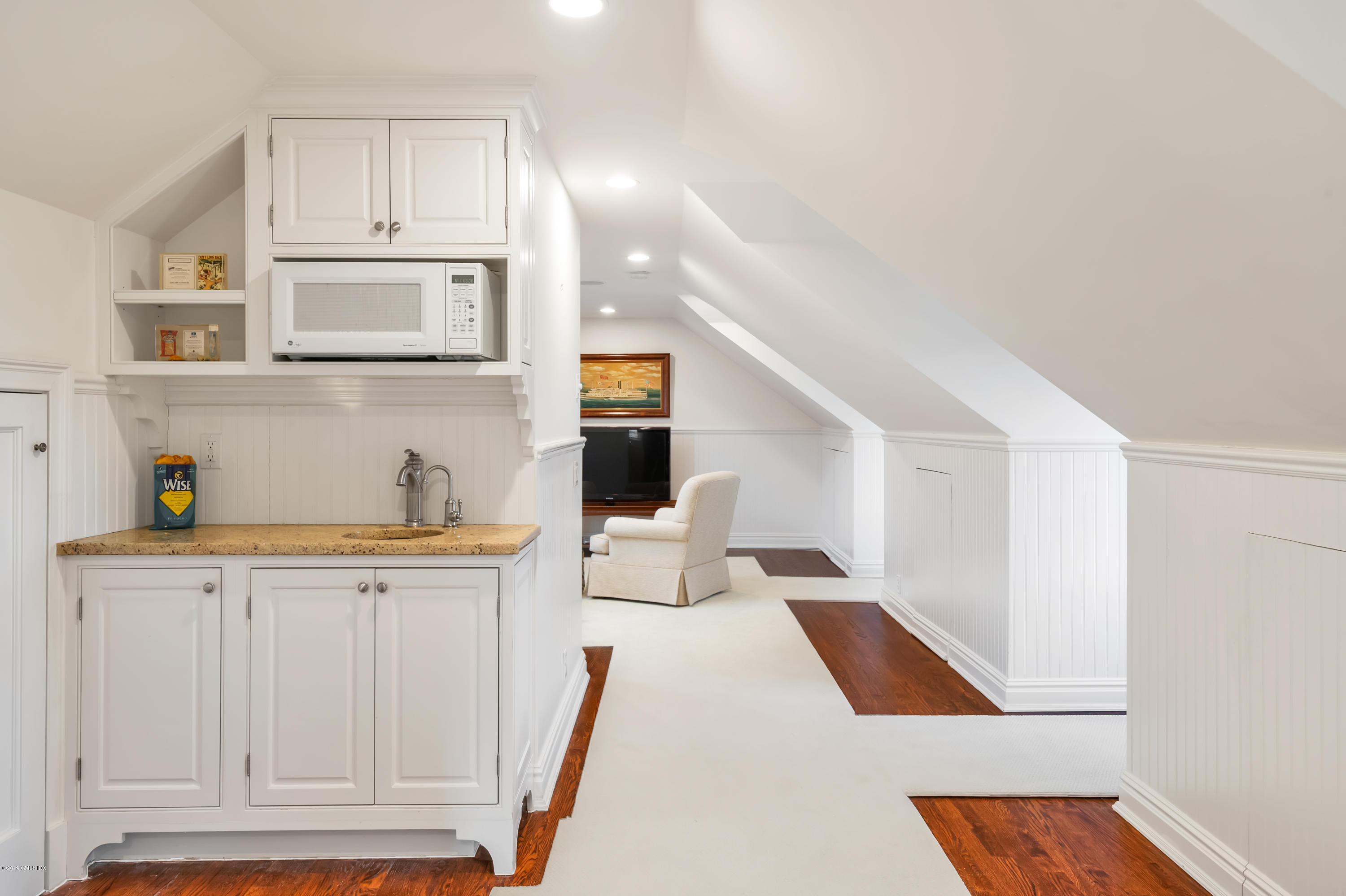 27 Meadow Road Riverside, CT 06878 - Photo 20 of 34 21 TV Room with wetbar