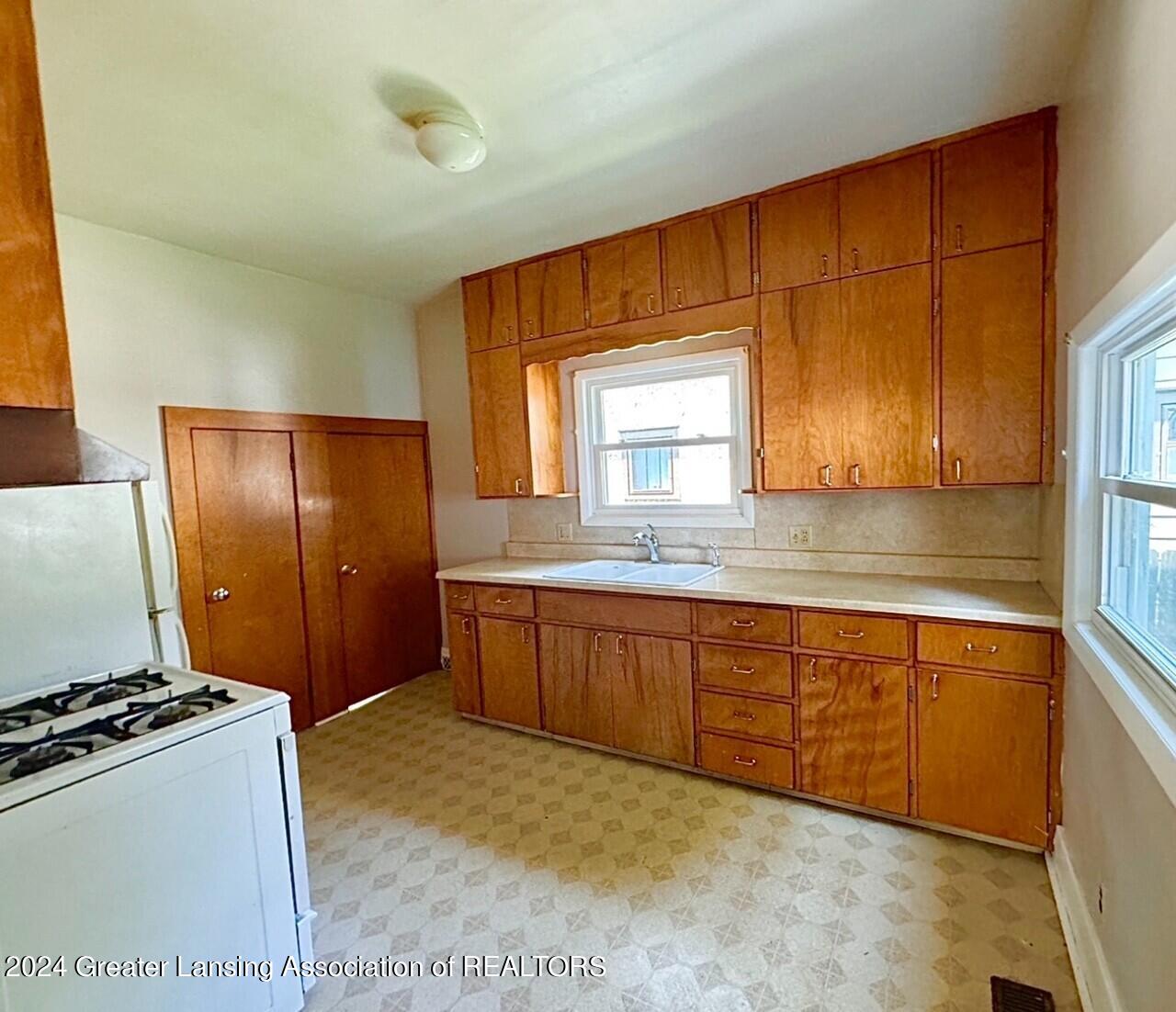 1829 South Rundle Avenue Lansing, MI 48910 - Photo 3 of 12 1829 S. Rundle Avenue