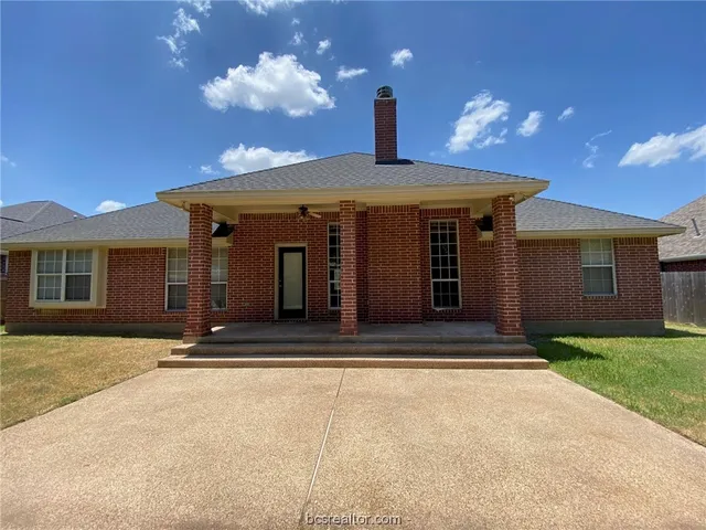 a view of a house with entertaining space