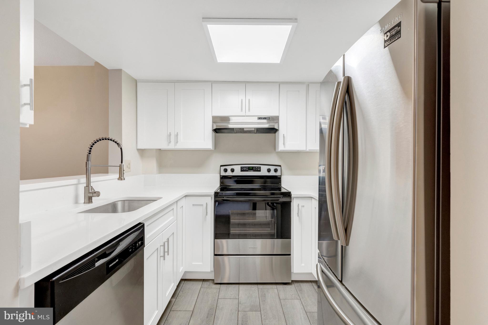 1951 Sagewood Lane, Unit 619 Reston, VA 20191 - Photo 8 of 33 Updated Kitchen-