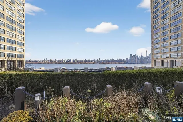 $275,000 | 7002 JFK Boulevard East, Unit 42B, Guttenberg, NJ 07093