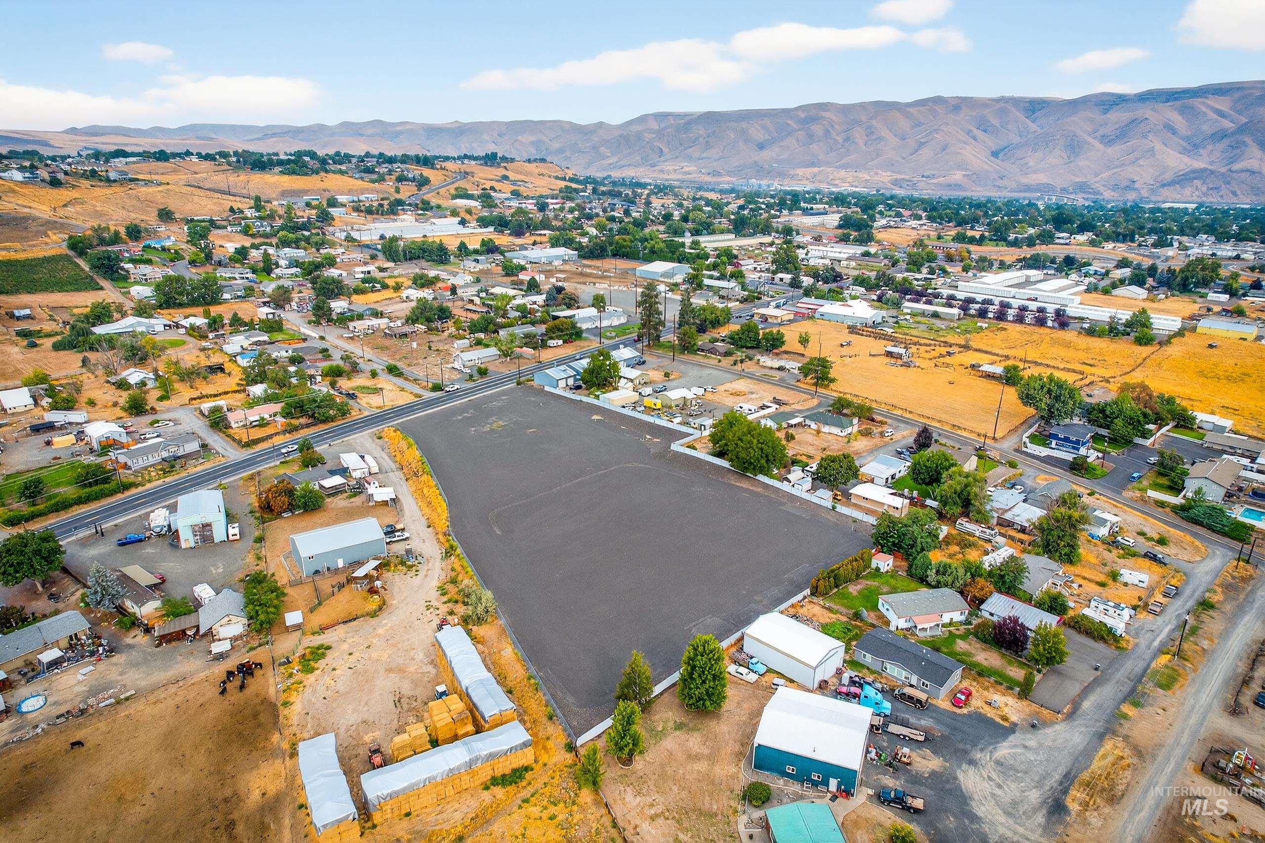 Nna 13th Street Clarkston, WA 99403 - Photo 11 of 27 Aerial overview of property's location featuring a mountainous background