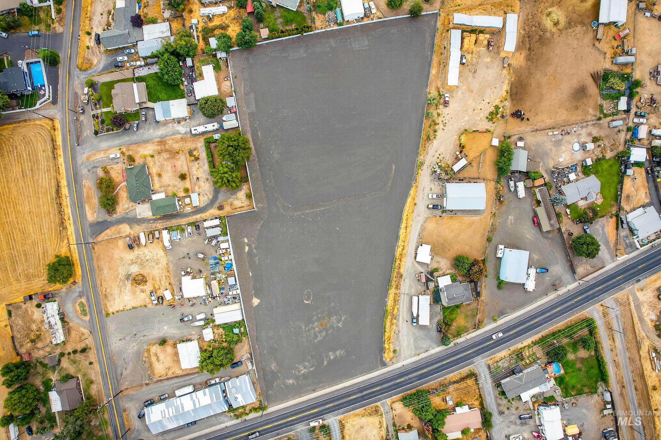 Nna 13th Street Clarkston, WA 99403 - Photo 5 of 27 Aerial view of property and surrounding area with nearby suburban area