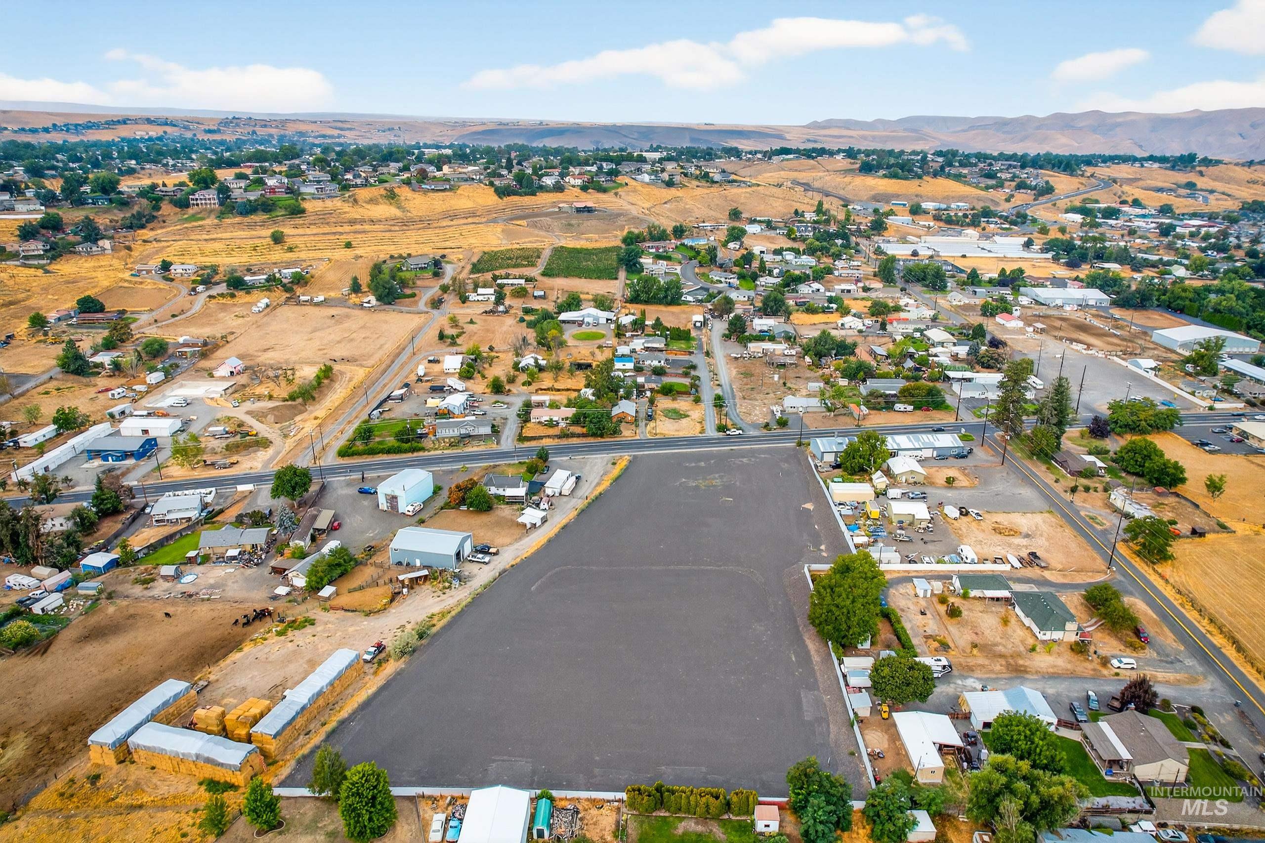 Nna 13th Street Clarkston, WA 99403 - Photo 10 of 27 Aerial view of property and surrounding area featuring a mountain backdrop