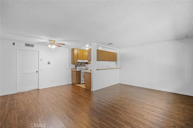 $1,600 | 16226 Vanowen Street, Unit 103, Van Nuys, CA 91406