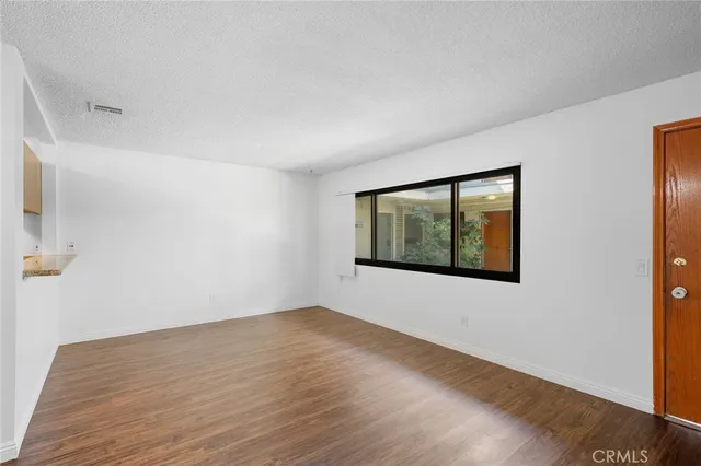 $1,600 | 16226 Vanowen Street, Unit 103, Van Nuys, CA 91406