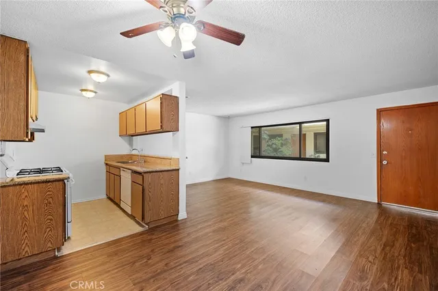 $1,600 | 16226 Vanowen Street, Unit 103, Van Nuys, CA 91406