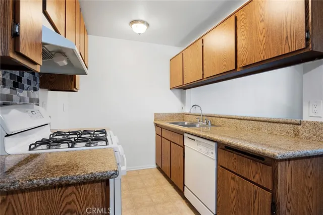 $1,600 | 16226 Vanowen Street, Unit 103, Van Nuys, CA 91406