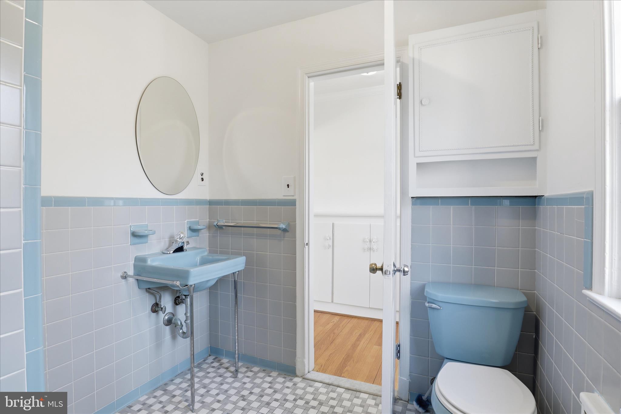 3701 Pine Brook Road Alexandria, VA 22310 - Photo 26 of 78 a bathroom with a sink toilet and a mirror