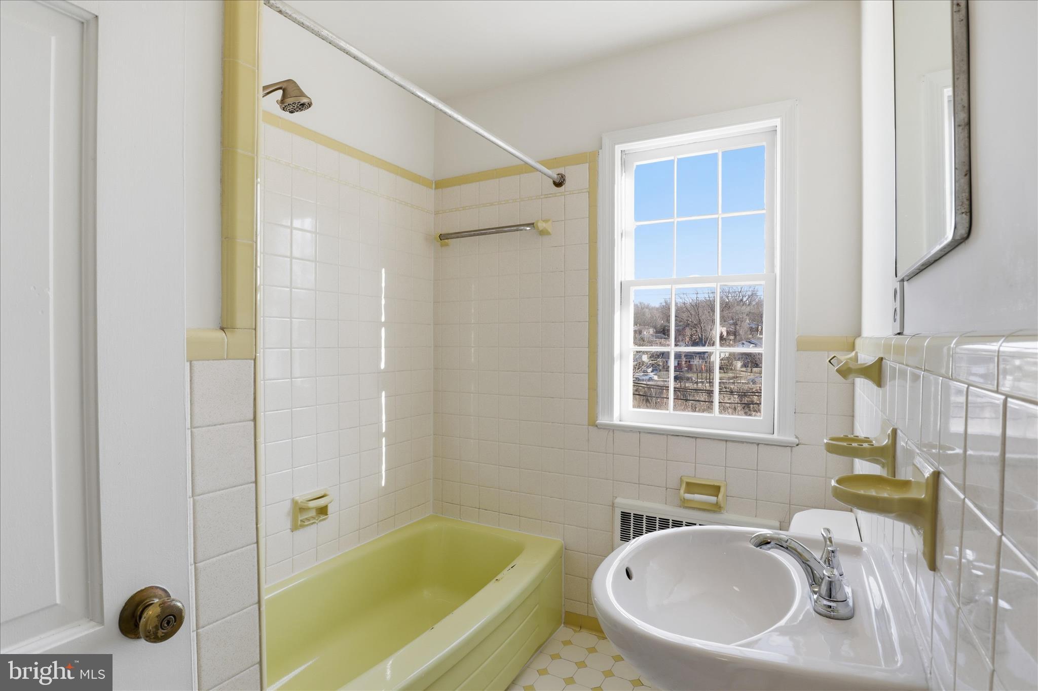 3701 Pine Brook Road Alexandria, VA 22310 - Photo 38 of 78 a bathroom with a sink a mirror and a bathtub