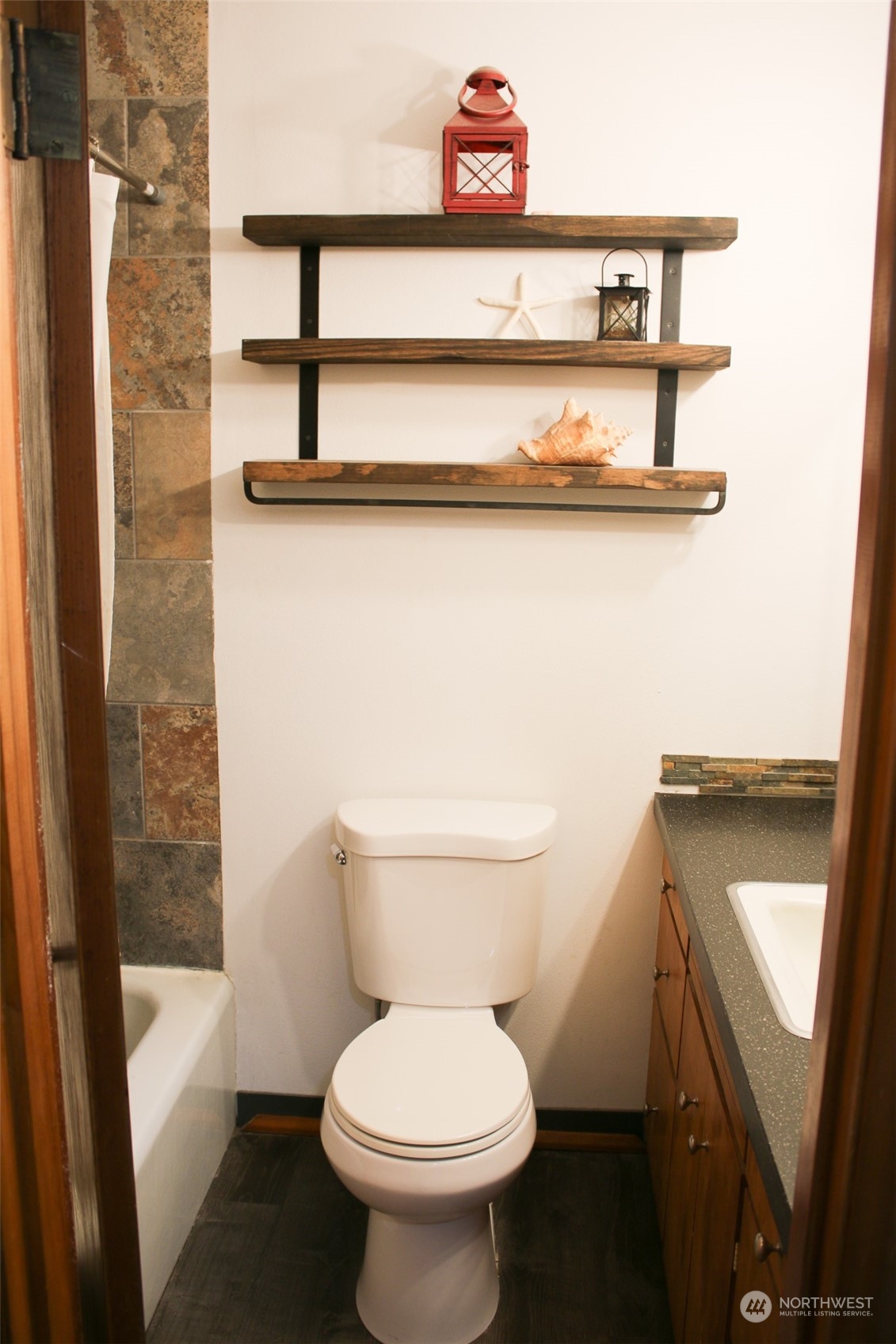 1053 Shorey Road Chehalis, WA 98532 - Photo 13 of 39 a bathroom with a toilet and a sink