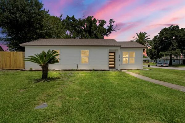 $274,990 | 102 Tilden Drive, Pasadena, TX 77506