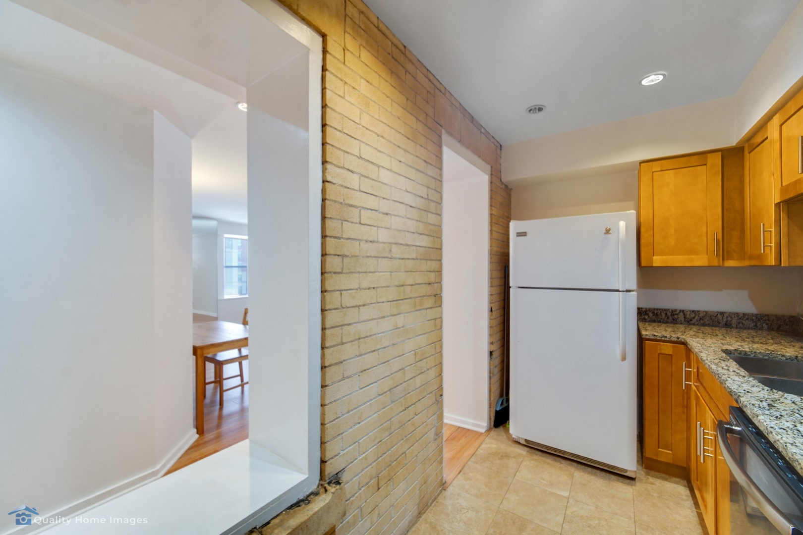 40 East 9th Street, Unit 405 Chicago, IL 60605 - Photo 10 of 18 a kitchen with a refrigerator and a stove
